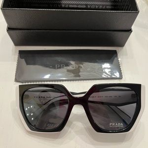 Prada PR15WS sunglasses black and white